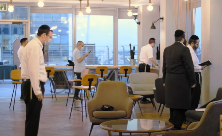 哈雷迪创业者在工作间隙一起念经祈祷