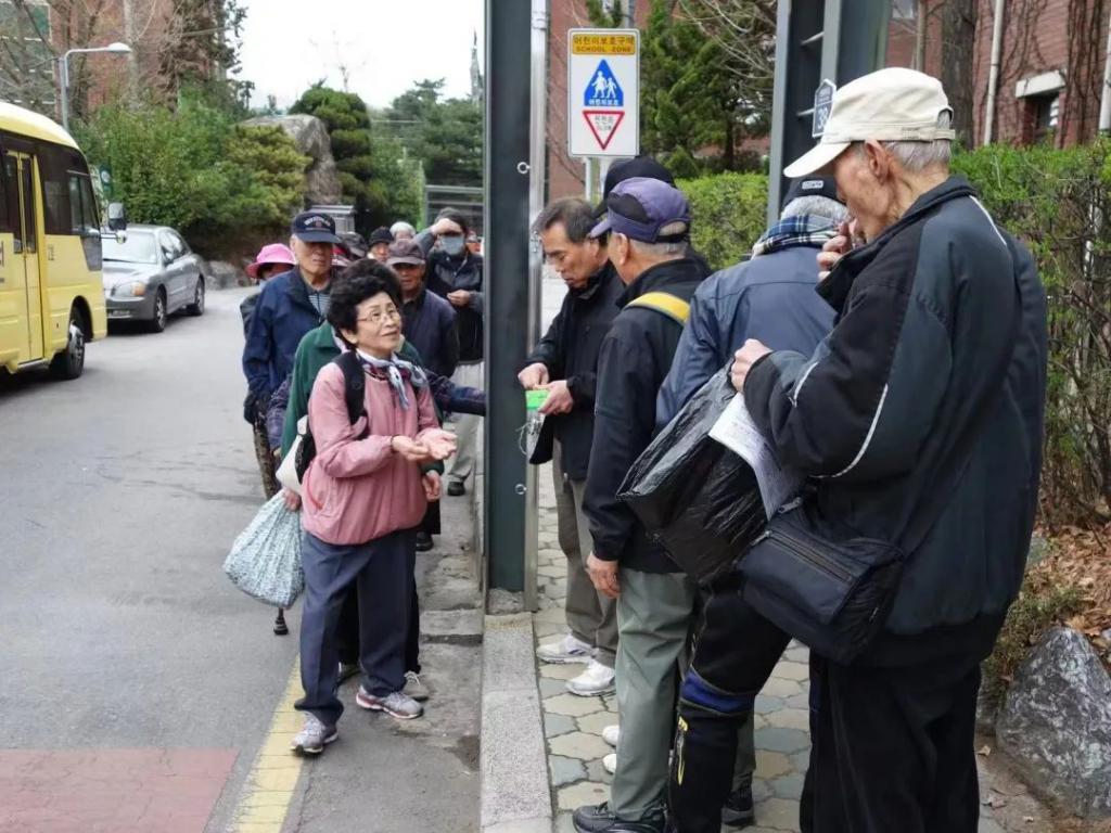 老人们为了工作如此拼