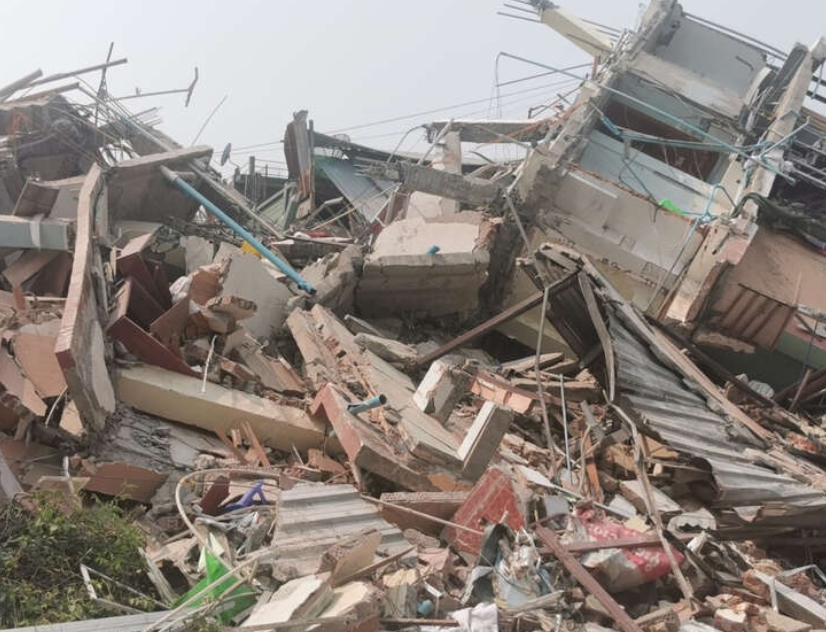 住所周围的房屋已经变成废墟